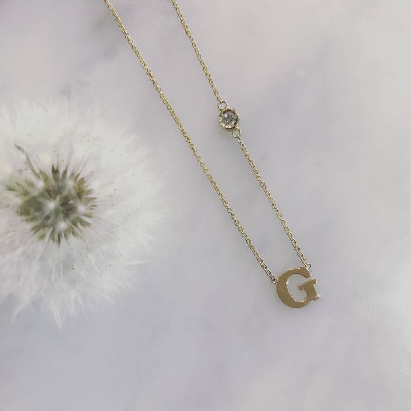 14K Solid Gold Initial Halskette Lünette Diamant Buchstabe Anhänger 14K Solid Gold Initial Halskette Lünette Diamant Buchstabe Anhänger von WillowRoeFineJewelry
