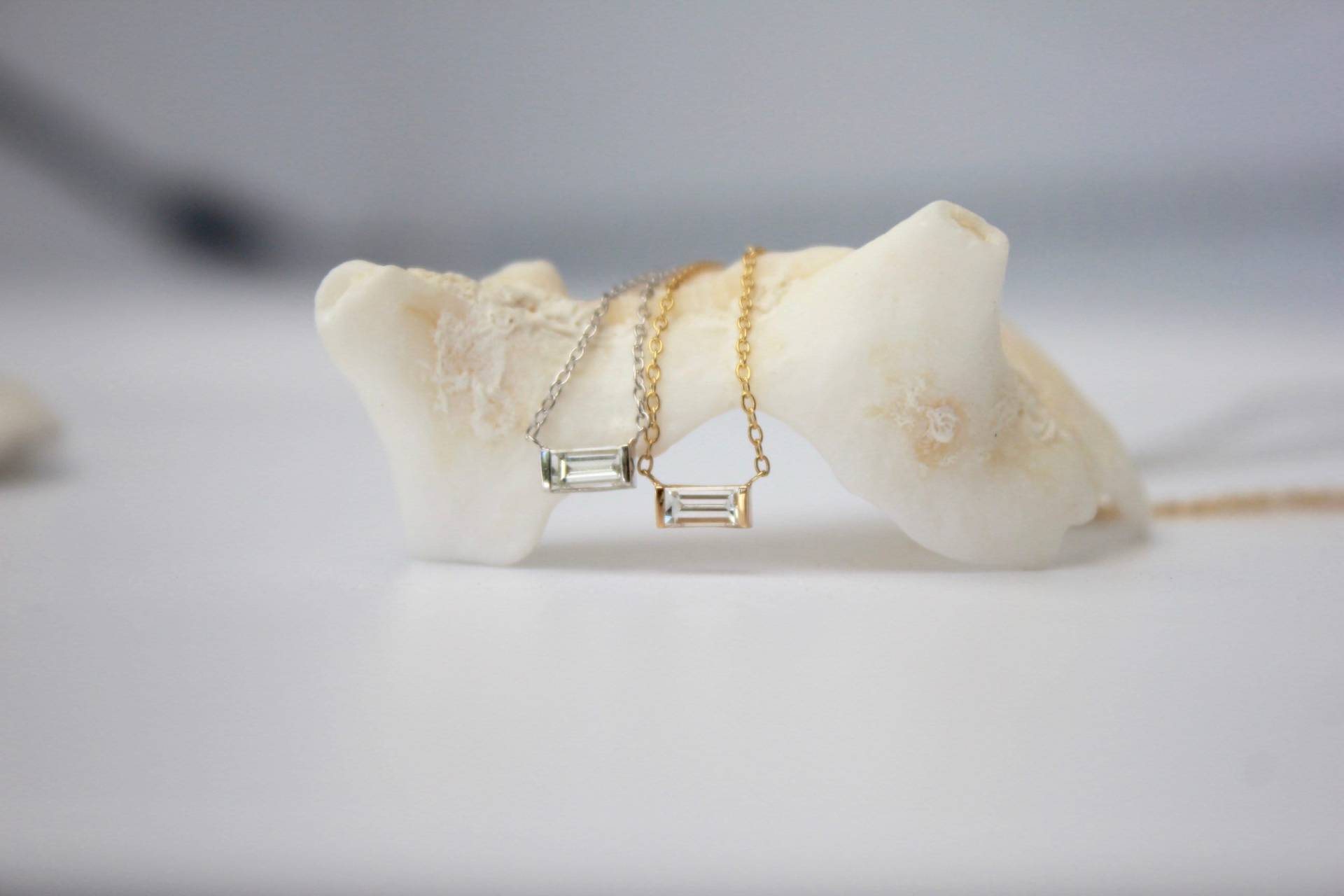 Piccola Diamant Baguette Halskette, 14K Solid Gold, Solitär Diamant, Zierliche Halsketten | Weidenröhr von WillowRoeFineJewelry
