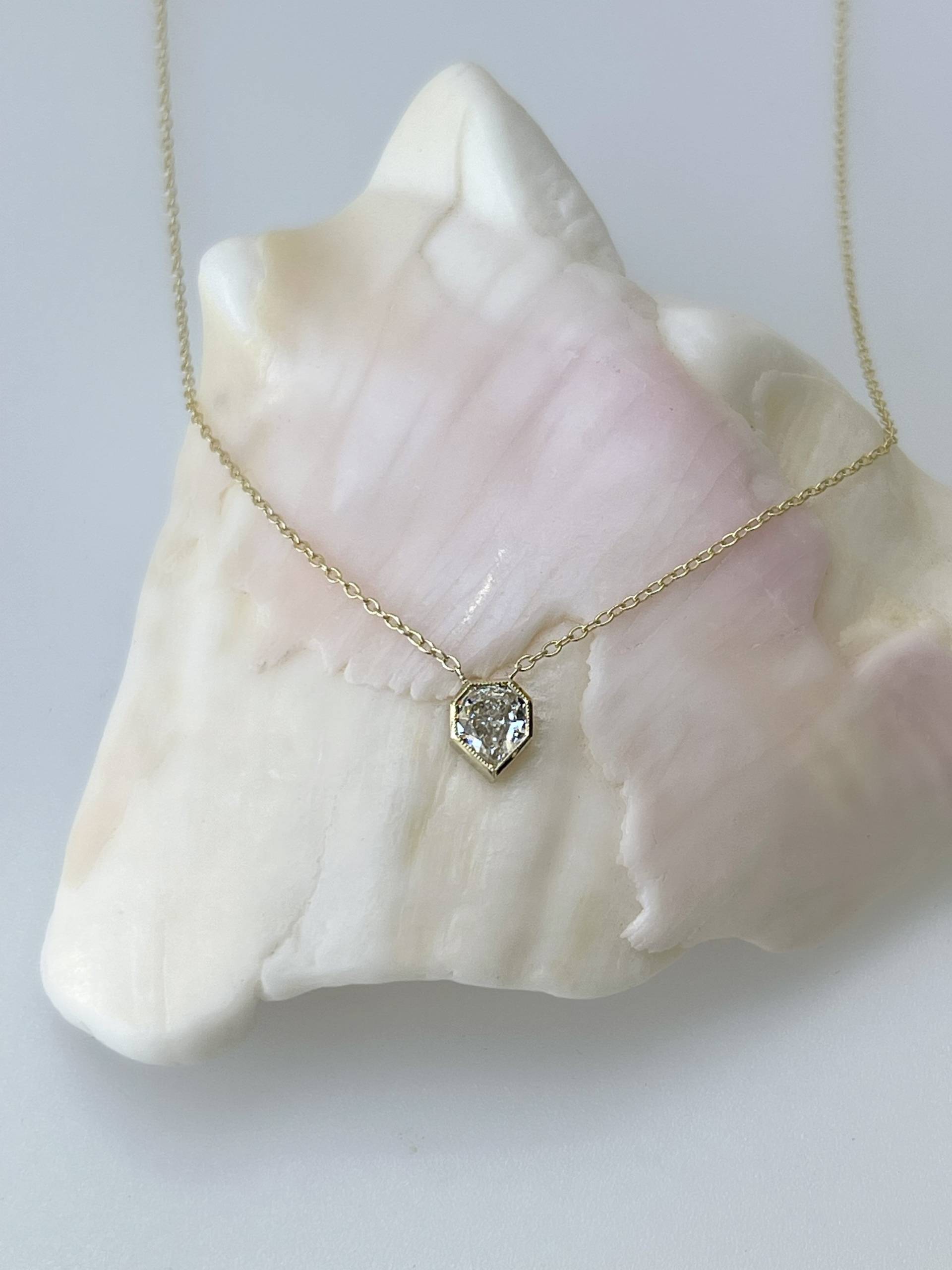 Unikat, Schild Diamant Halskette, 14K Massives Gold, Geschenke Für Sie, April Geburtsstein, Solitär | Weidenröhr von WillowRoeFineJewelry