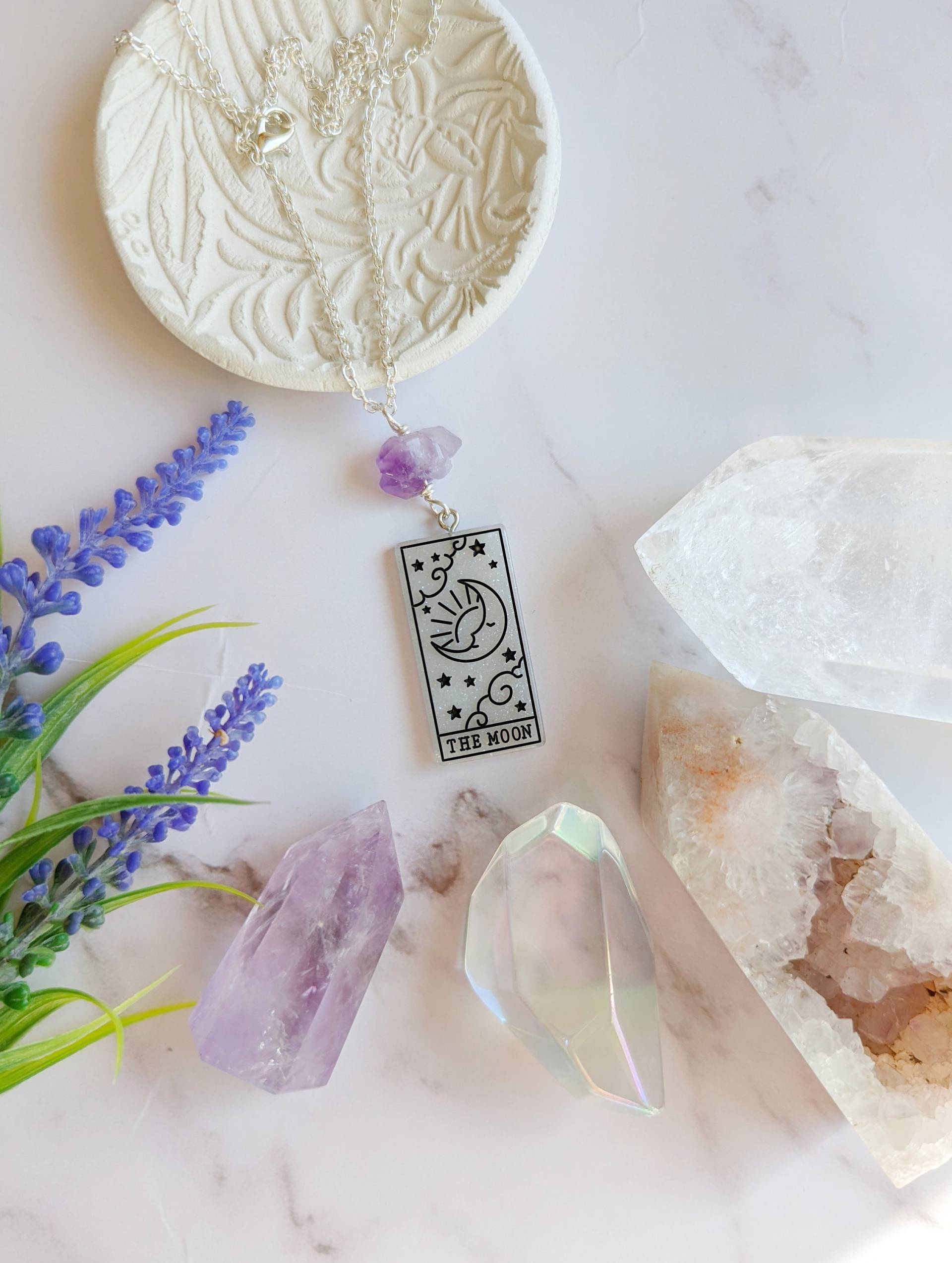 Mond Tarot Karte Amethyst Halskette, Kristall Schmuck, Lila Edelstein, Mondphasen, Tarot, Hexe, Halloween, Gothic, Schrulliger Stil Mond Tarot Karte Amethyst Halskette, Kristall Schmuck, Lila Edelstein, Mondphasen, Tarot, Hexe, Halloween, Gothic, Schrulliger Stil von WillowRoseDesignUK