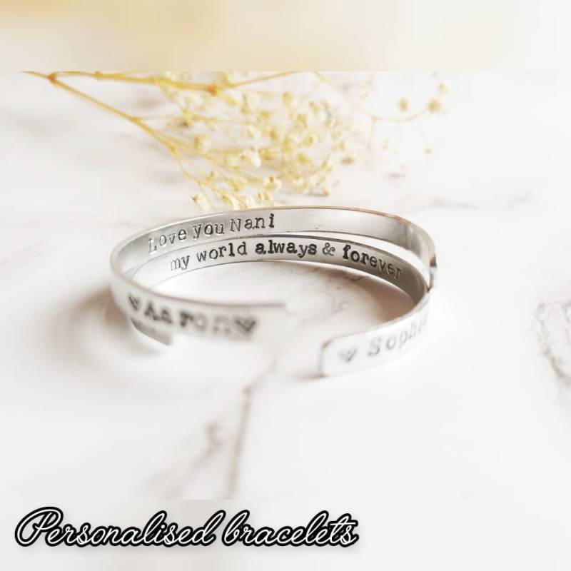 Personalisierte Armbänder | Handgestempelte Silberfarbene Armreifen Individualisierbare Manschetten Geschenk Für Sie von WillowRoseDesignUK