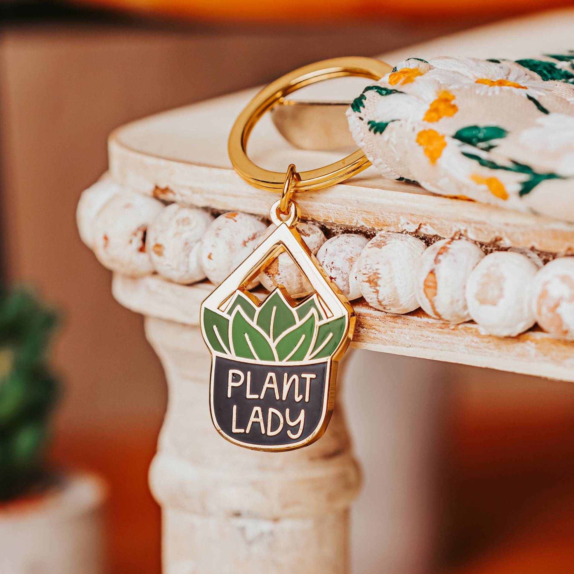 Plant Lady Schlüsselanhänger Grün & Gold Emaille Topfpflanze Schlüsselanhänger von WillowandMistGifts