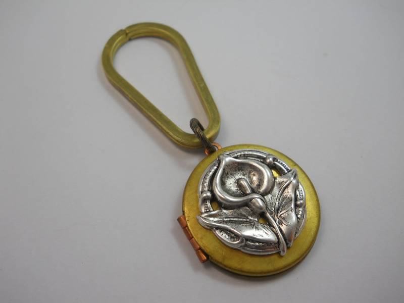 Calla-Lilien-Medaillon-Schlüsselbund Vintage-Messing Blumengarten Schlüsselanhänger von WillowandQuinn