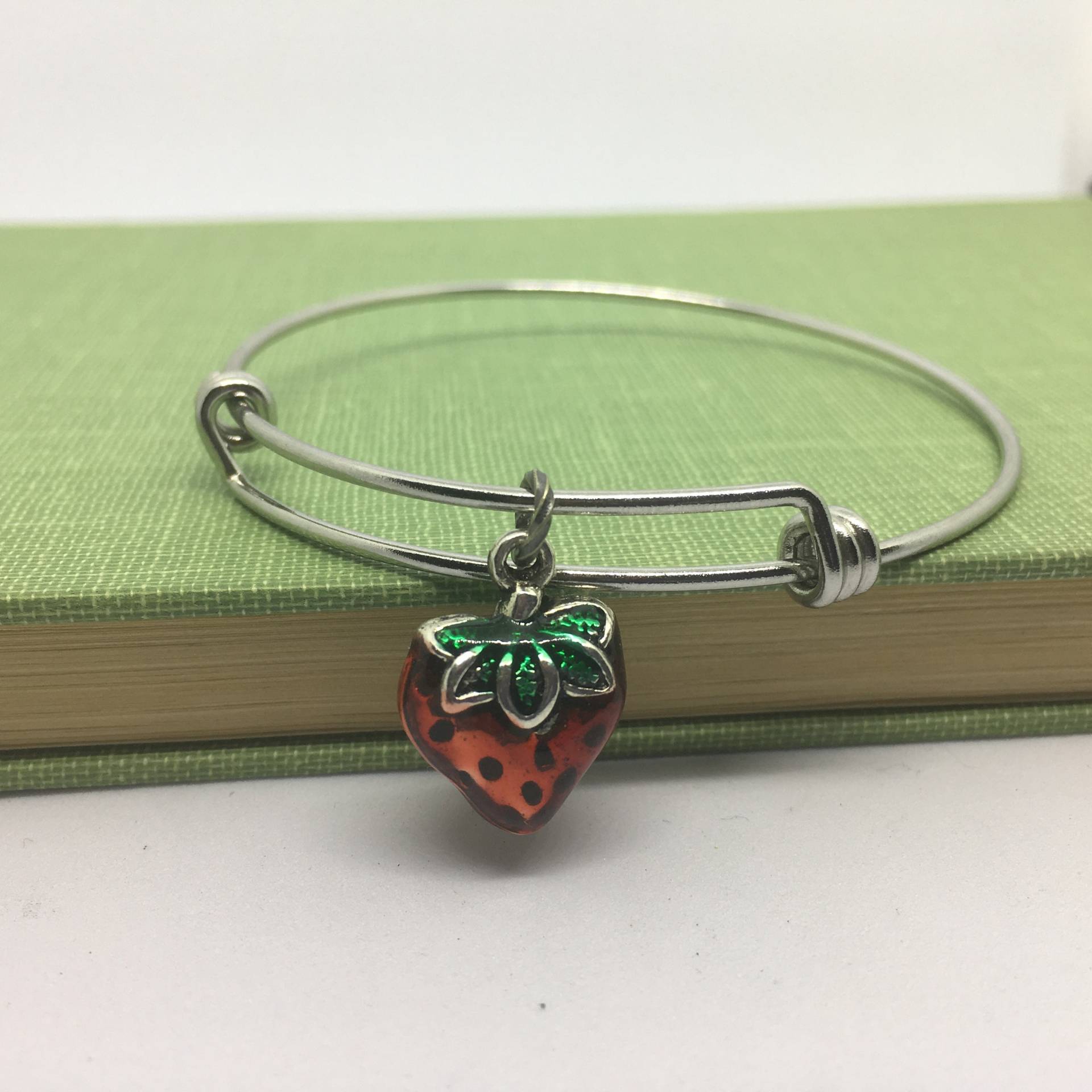 Emailliertes Erdbeer Bettelarmband Verstellbarer Edelstahl Armreif von WillowandQuinn