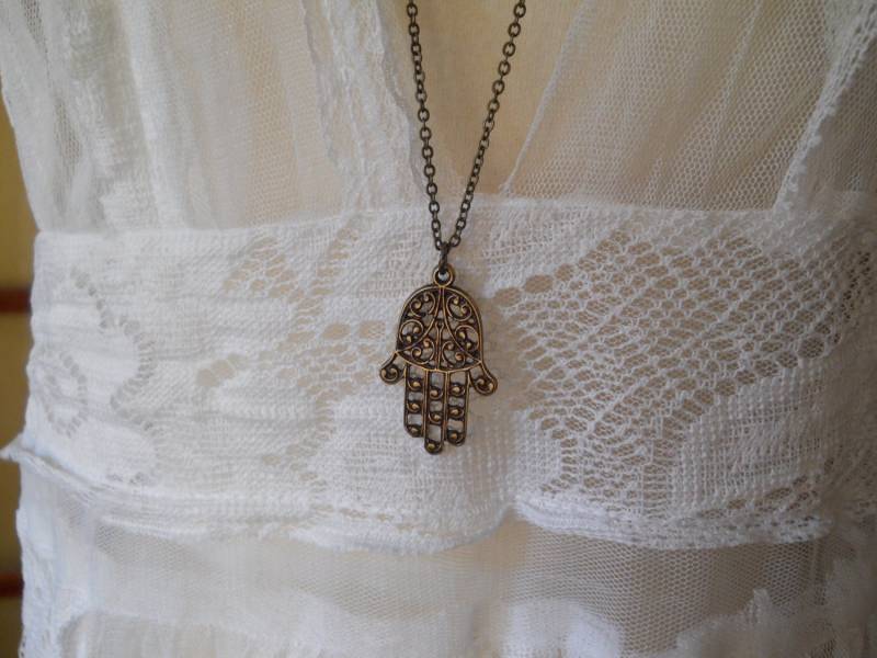 Filigrane Hamsa Hand Halskette Lange Messingkette Talisman von WillowandQuinn