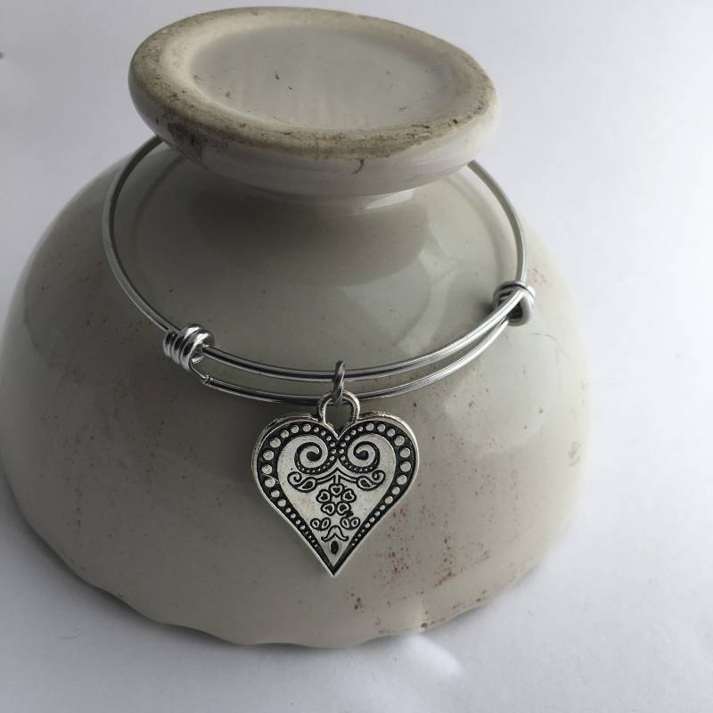 Geprägtes Herz Charm Armband Verstellbarer Edelstahlarmreif von WillowandQuinn
