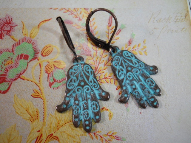 Hand Charm Ohrringe Kupfer Mit Patina An Lever Back Ohrhaken Hamsa von WillowandQuinn