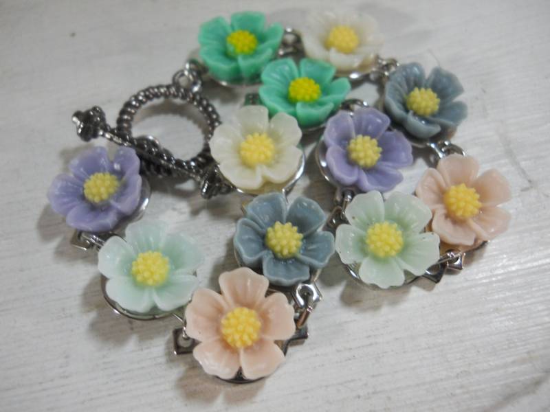 Handgemachtes Pastellblumen-Armband Geformte Kunststoffcabochons, Knebelverschluss von WillowandQuinn