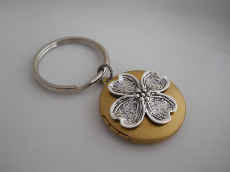 Hartriegel Blumen Locket Keychain Vintage Messing Garten-Andenken von WillowandQuinn