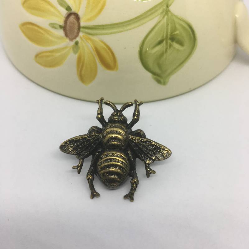 Hummel Anstecknadel Aus Messing von WillowandQuinn