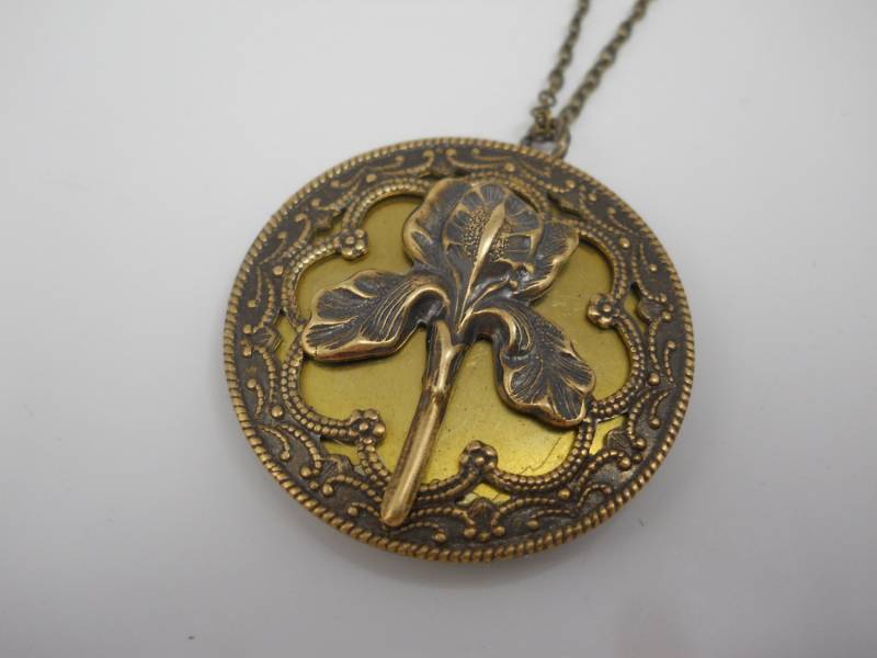 Iris Locket Halskette Messing Blumen Foto Hüter, Gärtner Geschenk von WillowandQuinn