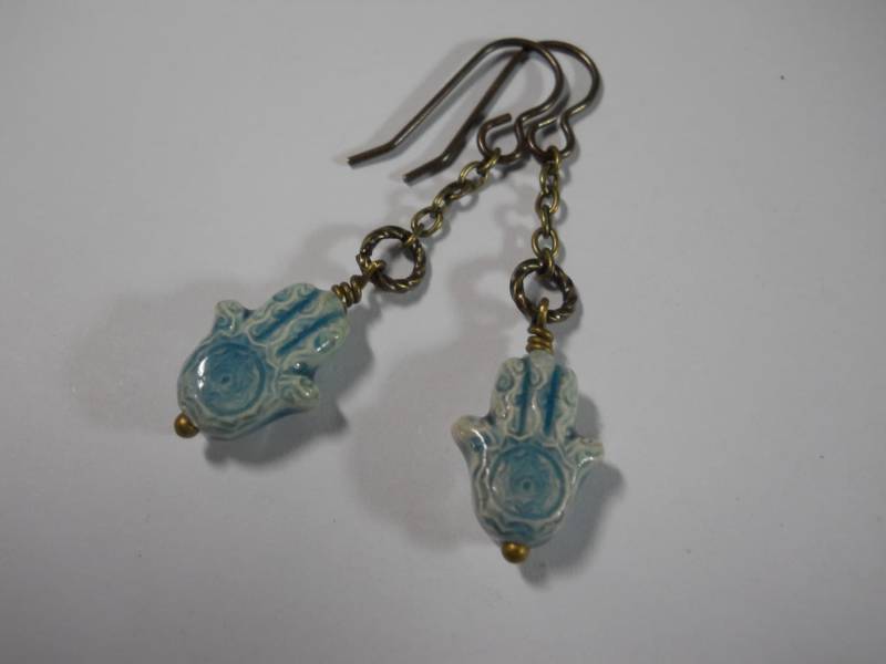 Kleine Hamsa Hand Ohrringe Raku Keramik Gebrannte Perlen An Messingkette Talisman Schmuck Baumeln von WillowandQuinn