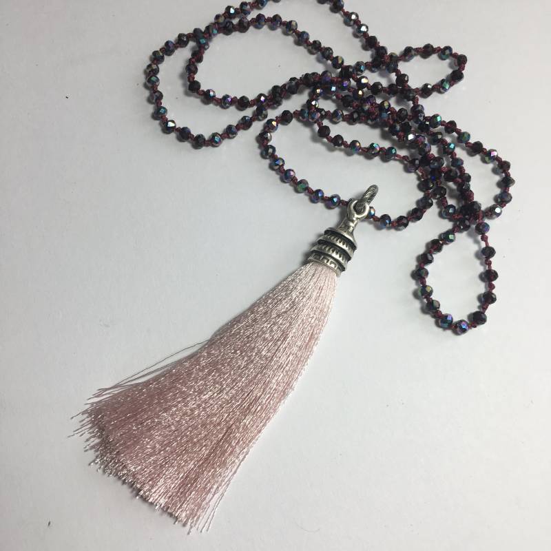 Lange Seiden Quasten Halskette Facettierte Glasperlen, Silber Perlenkappe von WillowandQuinn