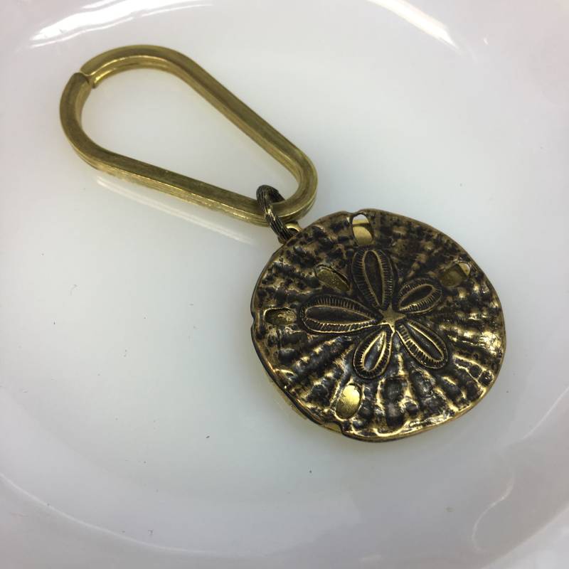 Messing Sand Dollar Locket Keychain Vintage Ocean Beach Andenken von WillowandQuinn