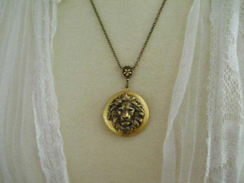 Messinglöwe Medaillon Halskette Geprägter Tier Schmuck von WillowandQuinn