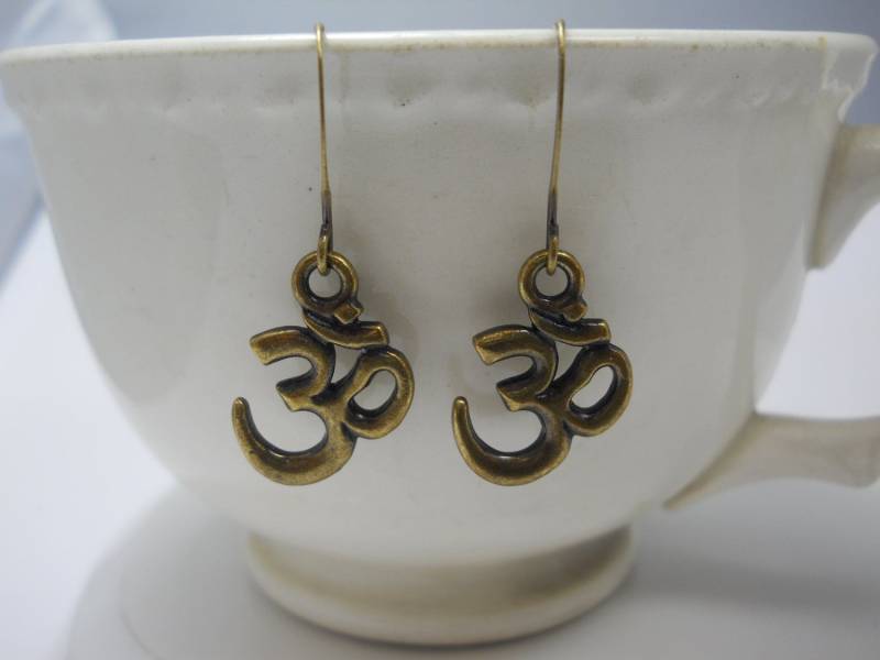Om Aum Ohrringe Aus Massivem Messing Charms Yoga Schmuck Namaste Baumeln von WillowandQuinn
