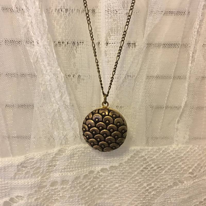 Reich Verzierte Messing Medaillon Halskette Meerjungfrau Drachenschuppe Gewölbten Anhänger von WillowandQuinn