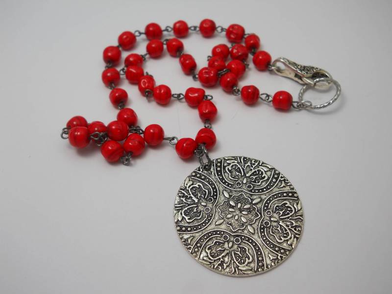 Rote Perlenkette Vintage Glasperlen, Silberfarbener Medaillon Anhänger von WillowandQuinn