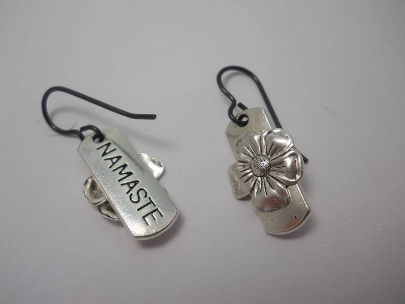 Silber Blumen Ohrringe Namaste Bar Charm, Yoga Schmuck von WillowandQuinn