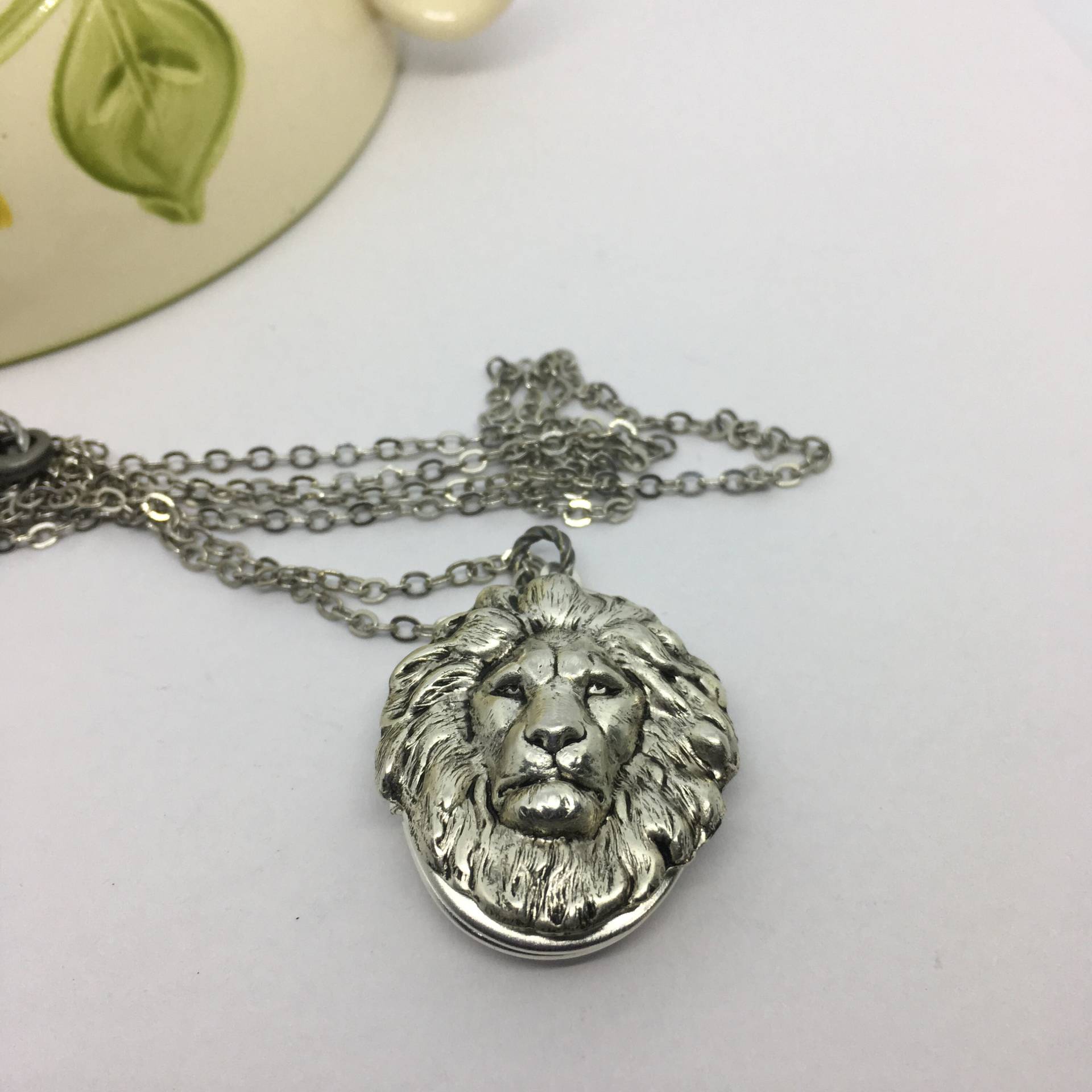 Silber Lion Locket Halskette Geprägte Messing Versteckfach von WillowandQuinn