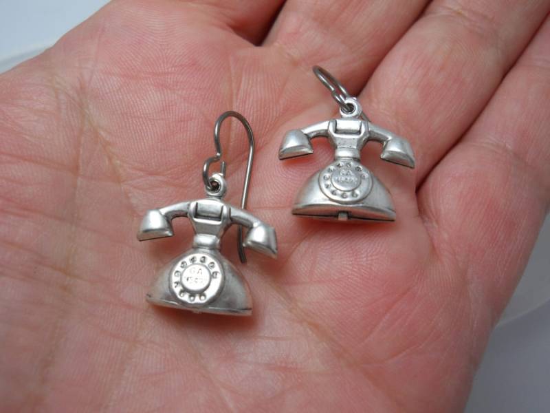 Silber Wählscheibe Telefon Ohrringe Kitsch Statement Schmuck von WillowandQuinn