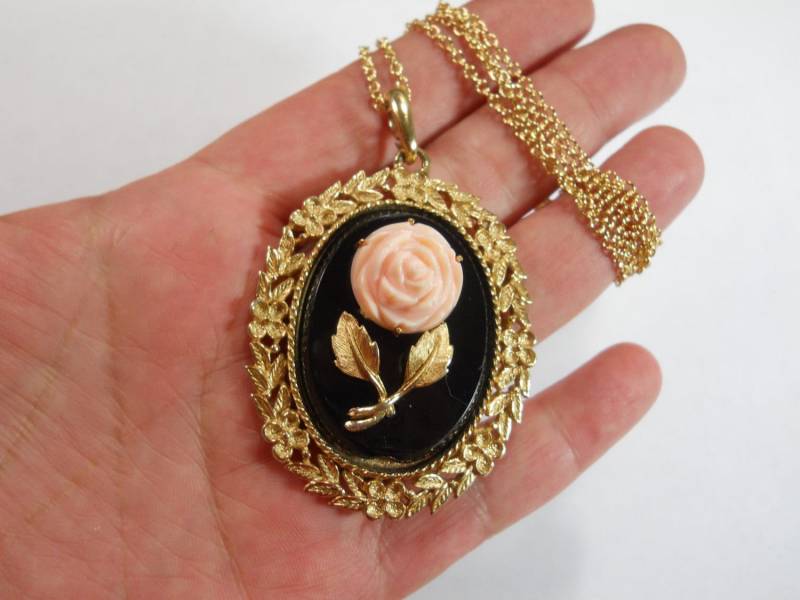 Vintage Avon Kosmetikspiegel Anhänger Schwarz, Gold & Rosa Rose von WillowandQuinn