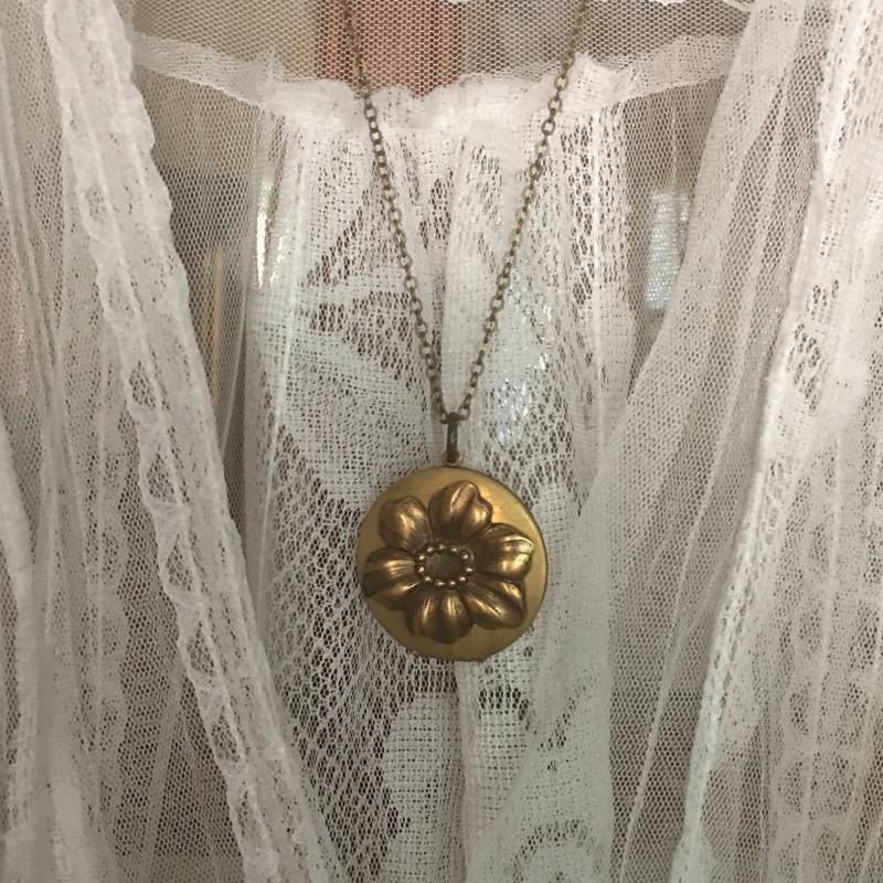 Vintage Messing Blumen Medaillon Halskette Geprägtes Metall, Benutzerdefinierte Kette von WillowandQuinn