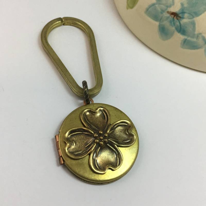 Vintage Messing Hartriegel Blume Locket Keychain Gärtner Geschenk von WillowandQuinn