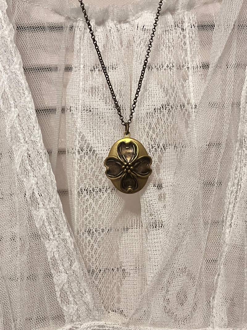 Vintage Messing Hartriegel Blumen Locket Halskette Oval Garten Schmuck von WillowandQuinn