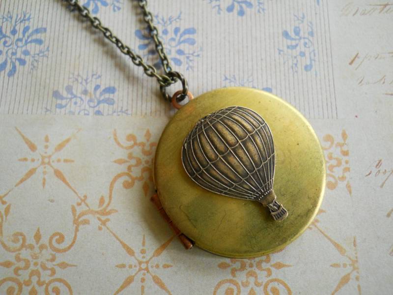 Vintage Messing Heißluftballon Medaillon Halskette Abenteuer Schmuck von WillowandQuinn