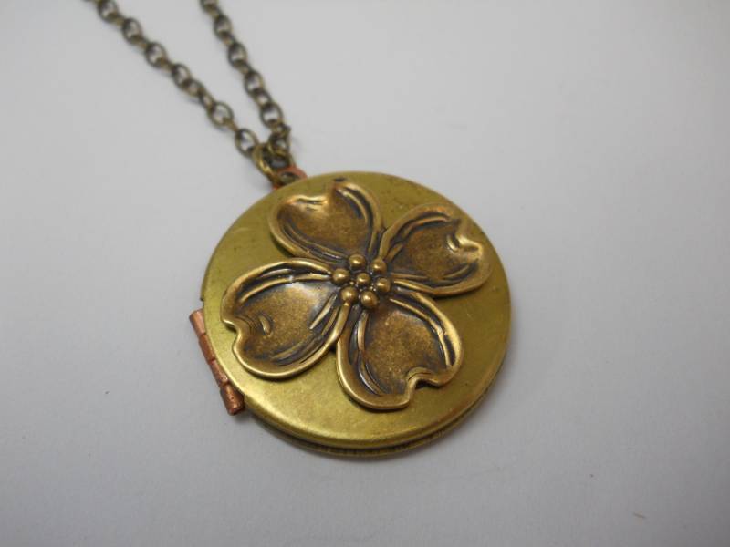 Vintage Messing Medaillon Halskette Hartriegel Blumen Andenken, 20 "Kette von WillowandQuinn