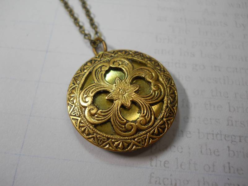 Vintage Messing Medaillon Halskette Kunstvoller Filigraner Geprägter Anhänger von WillowandQuinn