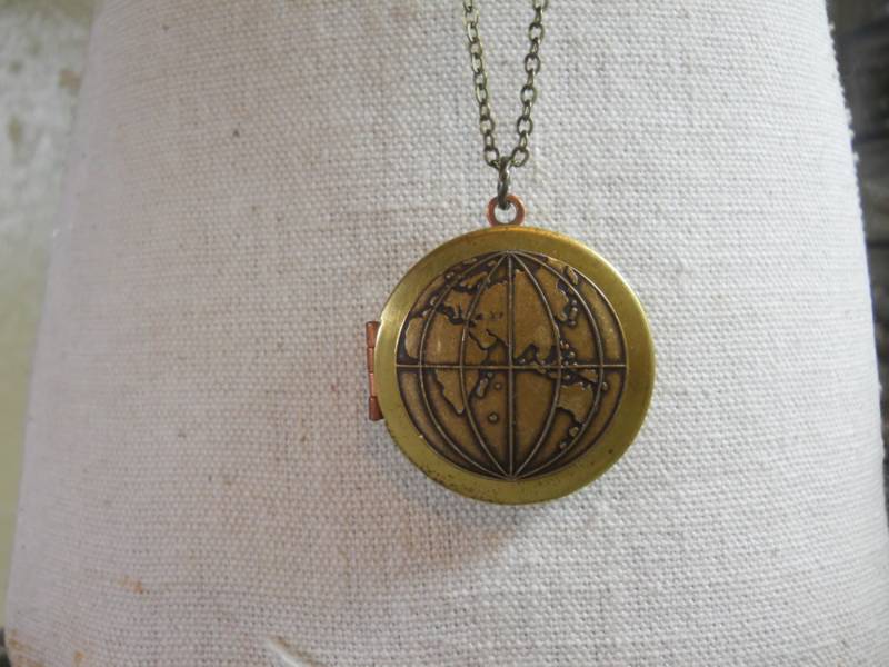 Vintage Messing Weltkarte Medaillon Halskette Double Sided Globe von WillowandQuinn