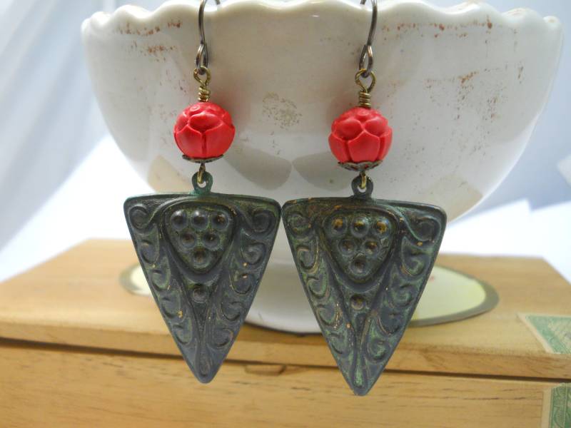 Zinnober Lotus Blumen Ohrringe Patina Dreieck Ohrringe Aus Metall von WillowandQuinn