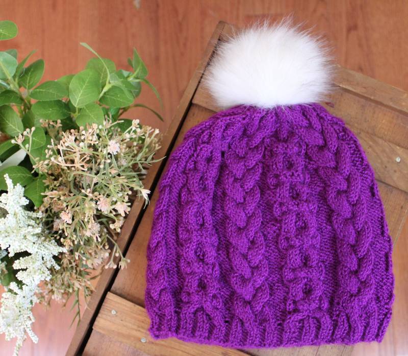Magenta Cabled Mütze/Hat Mit Kunstfell Pom Magenta Cabled Mütze/Hat Mit Kunstfell Pom von WillowandWoolMN
