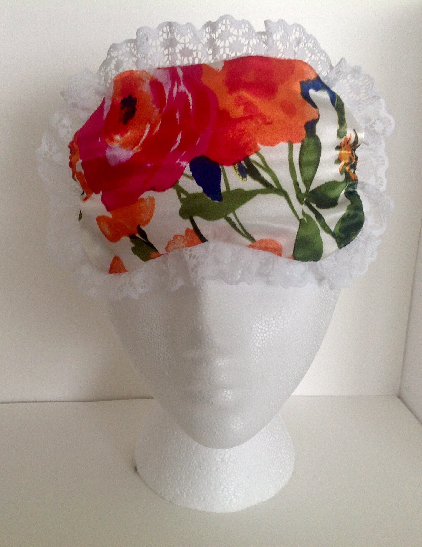 Schöne Satin Blumen Schlafen Maske in Rot, Orange Und Weiß Mit Weißen Spitzen. Hausgemacht Schöne Satin Blumen Schlafen Maske in Rot, Orange Und Weiß Mit Weißen Spitzen. Hausgemacht von Willowbaycrafts