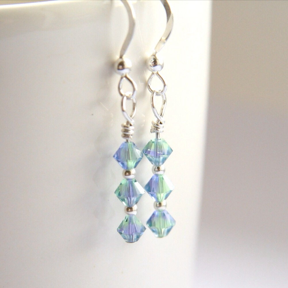Blaue Tropfen Ohrringe, Grüne Kristall Swarovski Blend Lavendel Ohrringe Blaue Tropfen Ohrringe, Grüne Kristall Swarovski Blend Lavendel Ohrringe von WillowbrookArtistry