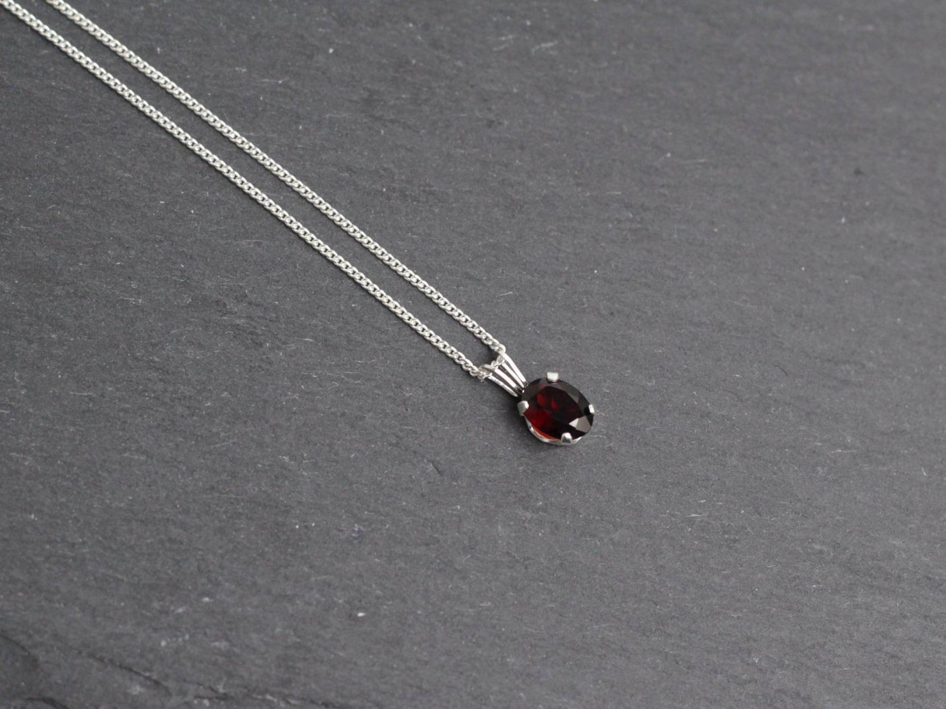 Granat Halskette, Januar Geburtsstein Anhänger, Sterling Silber Valentinstag Geschenk Granat Halskette, Januar Geburtsstein Anhänger, Sterling Silber Valentinstag Geschenk von WillowbrookArtistry