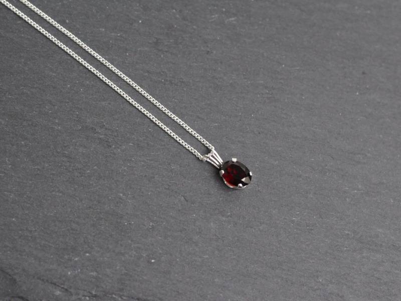 Granat Halskette, Januar Geburtsstein Anhänger, Sterling Silber Valentinstag Geschenk Granat Halskette, Januar Geburtsstein Anhänger, Sterling Silber Valentinstag Geschenk von WillowbrookArtistry