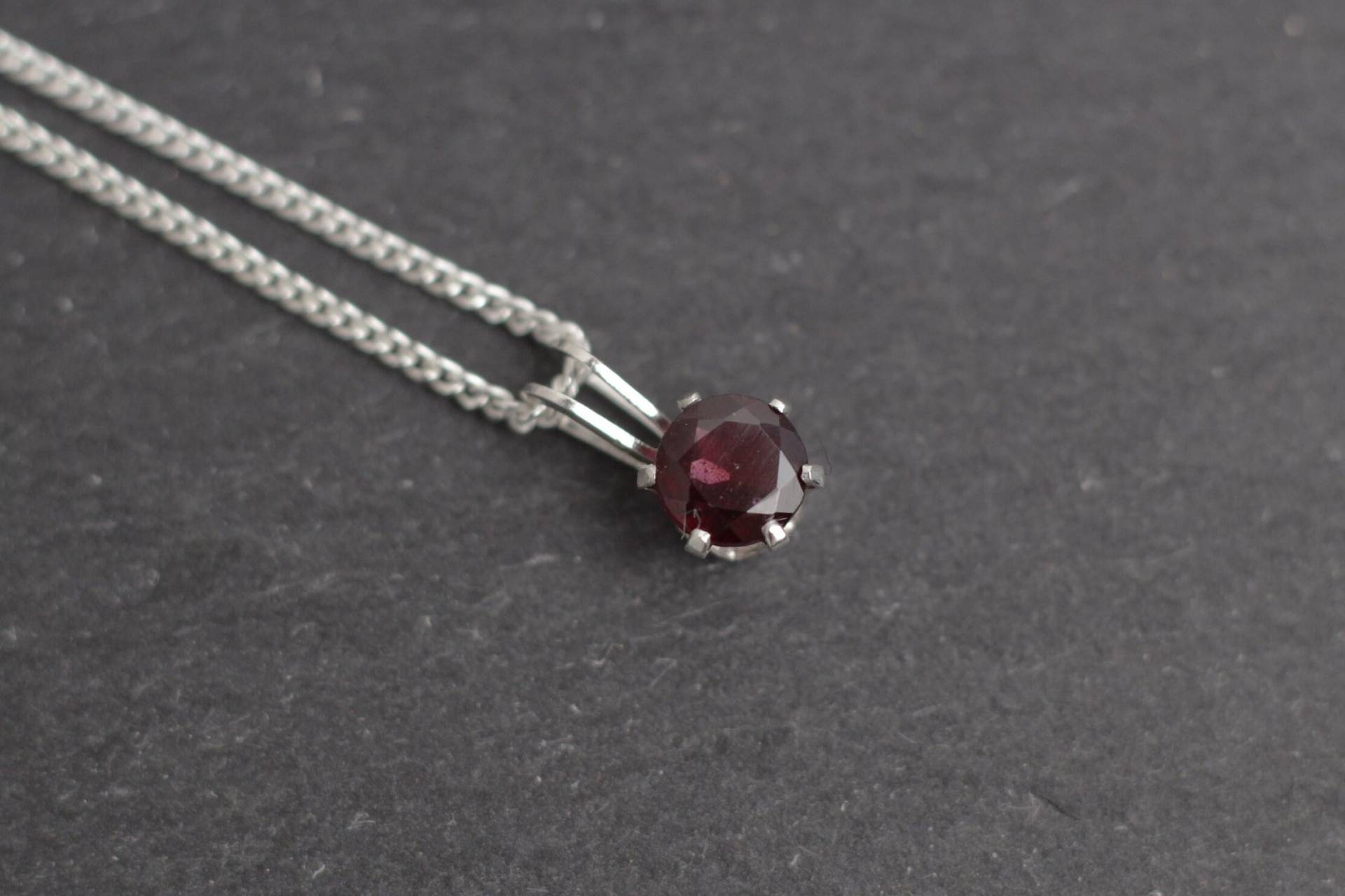 Granat Halskette, Januar Geburtsstein Anhänger, Sterling Silber Valentinstag Geschenk Granat Halskette, Januar Geburtsstein Anhänger, Sterling Silber Valentinstag Geschenk von WillowbrookArtistry