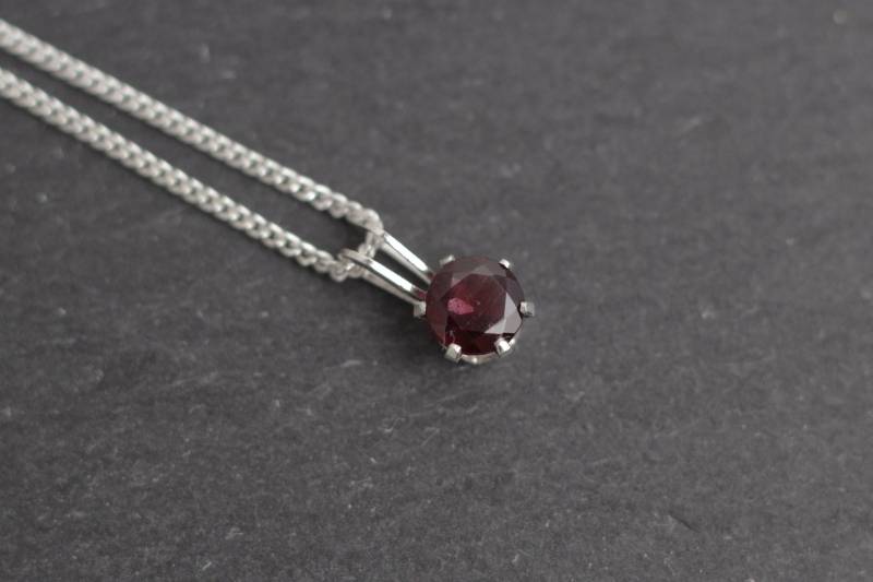 Granat Halskette, Januar Geburtsstein Anhänger, Sterling Silber Valentinstag Geschenk Granat Halskette, Januar Geburtsstein Anhänger, Sterling Silber Valentinstag Geschenk von WillowbrookArtistry