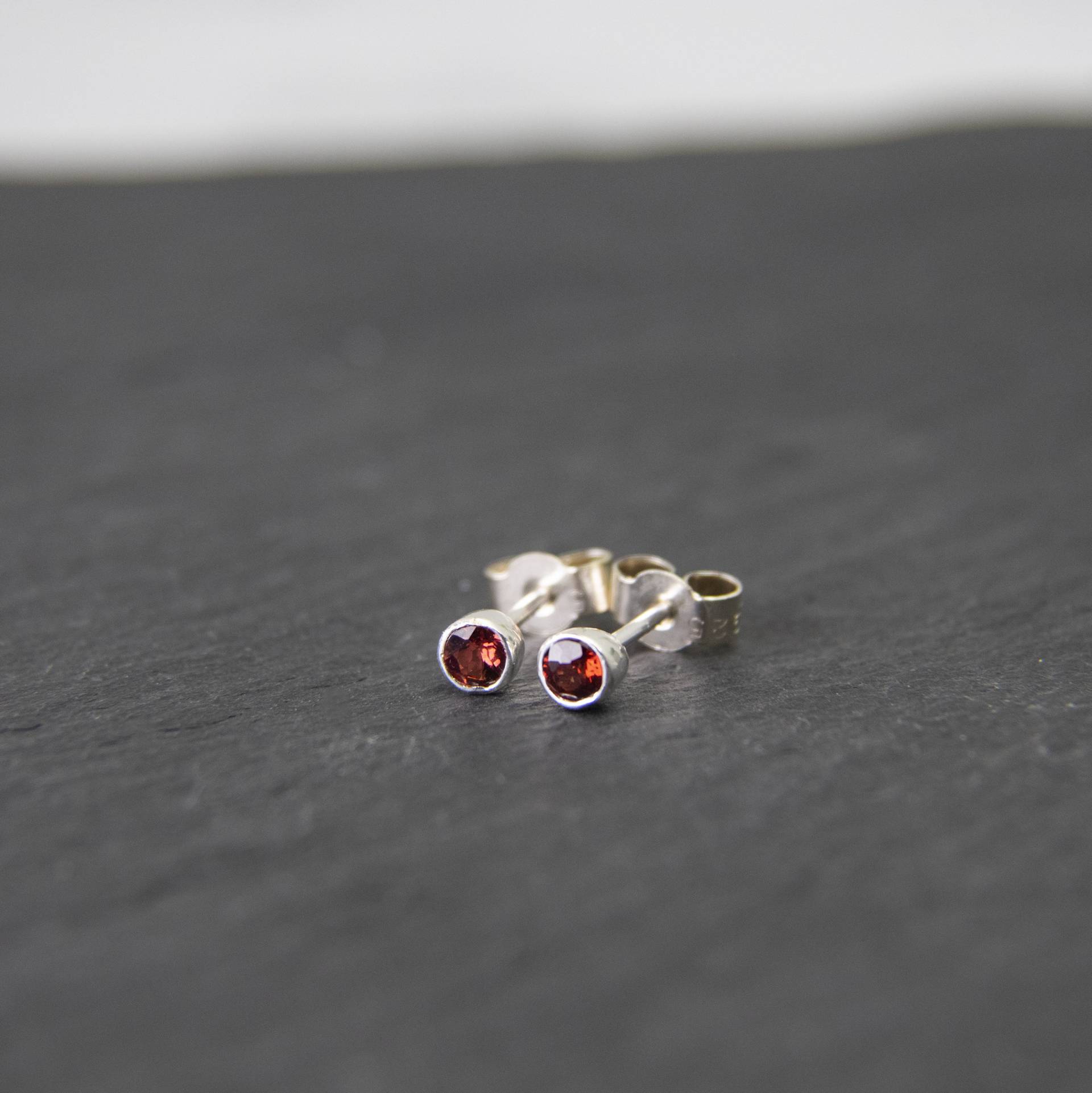 Kleine Granat Ohrringe Silber Ohrstecker, Januar Birthstone Ohrringe, Ohrstecker Aus Sterlingsilber Kleine Granat Ohrringe Silber Ohrstecker, Januar Birthstone Ohrringe, Ohrstecker Aus Sterlingsilber von WillowbrookArtistry