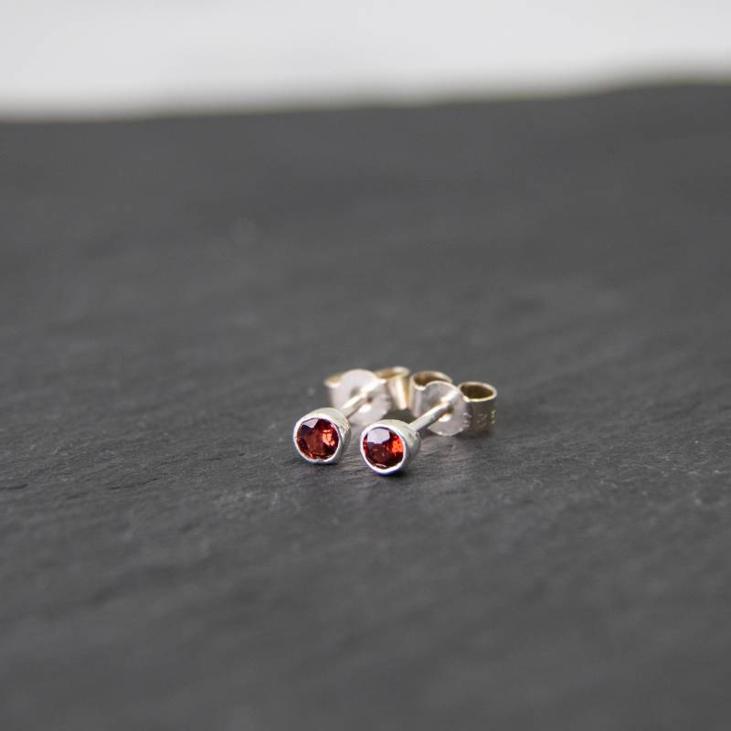 Kleine Granat Ohrringe Silber Ohrstecker, Januar Birthstone Ohrringe, Ohrstecker Aus Sterlingsilber Kleine Granat Ohrringe Silber Ohrstecker, Januar Birthstone Ohrringe, Ohrstecker Aus Sterlingsilber von WillowbrookArtistry