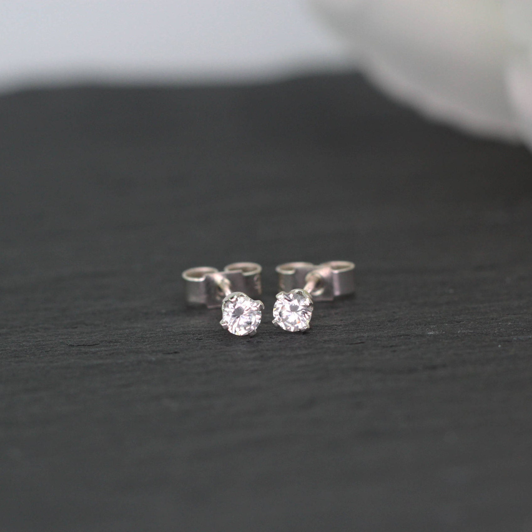 Kleine Sterling Silber Zirkonia Ohrstecker Kleine Sterling Silber Zirkonia Ohrstecker von WillowbrookArtistry