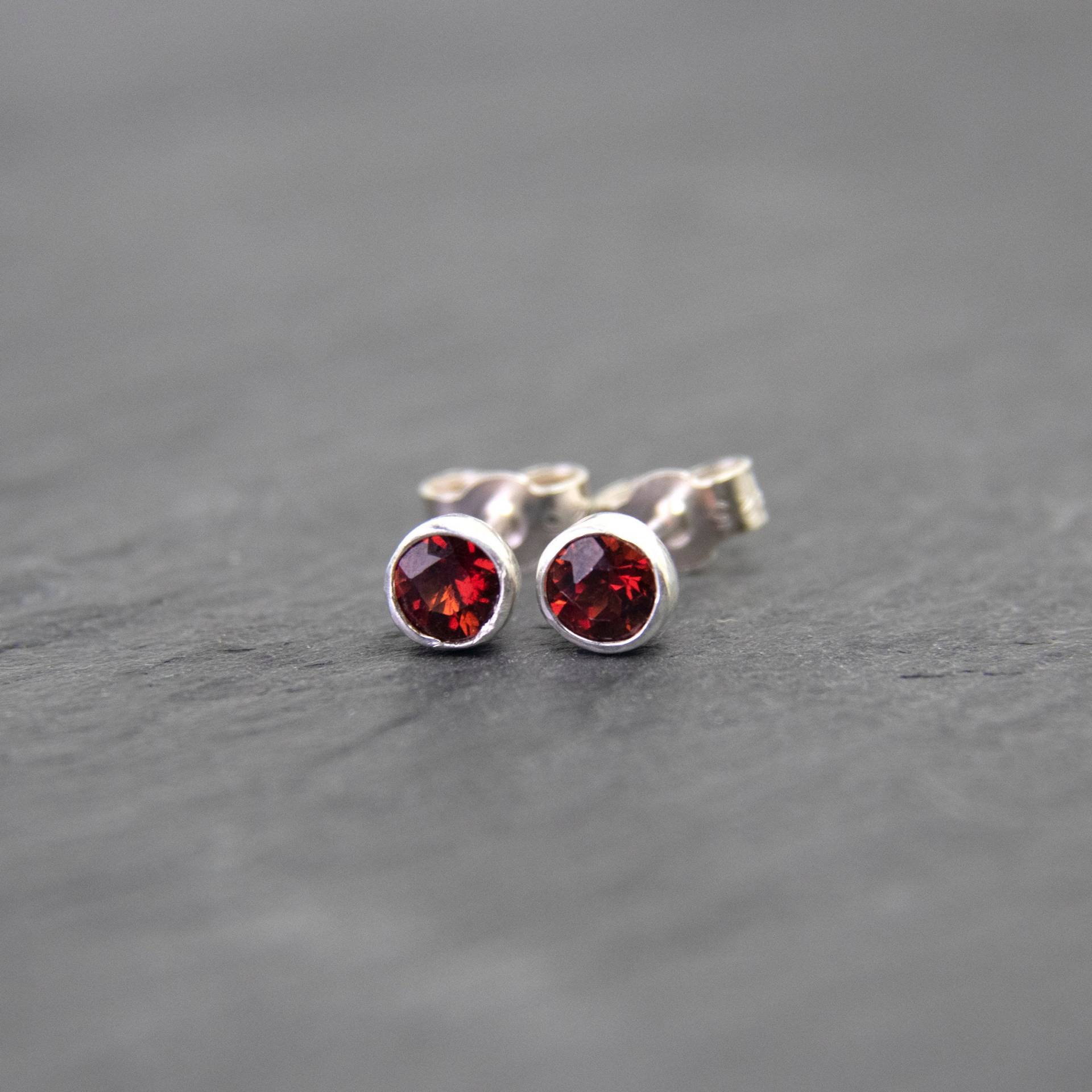 Silber Granat Ohrringe, Sterling Ohrstecker, Januar Birthstone Wurzel Chakra Ohrringe Silber Granat Ohrringe, Sterling Ohrstecker, Januar Birthstone Wurzel Chakra Ohrringe von WillowbrookArtistry