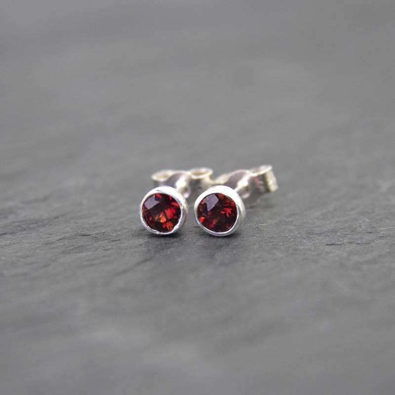Silber Granat Ohrringe, Sterling Ohrstecker, Januar Birthstone Wurzel Chakra Ohrringe Silber Granat Ohrringe, Sterling Ohrstecker, Januar Birthstone Wurzel Chakra Ohrringe von WillowbrookArtistry