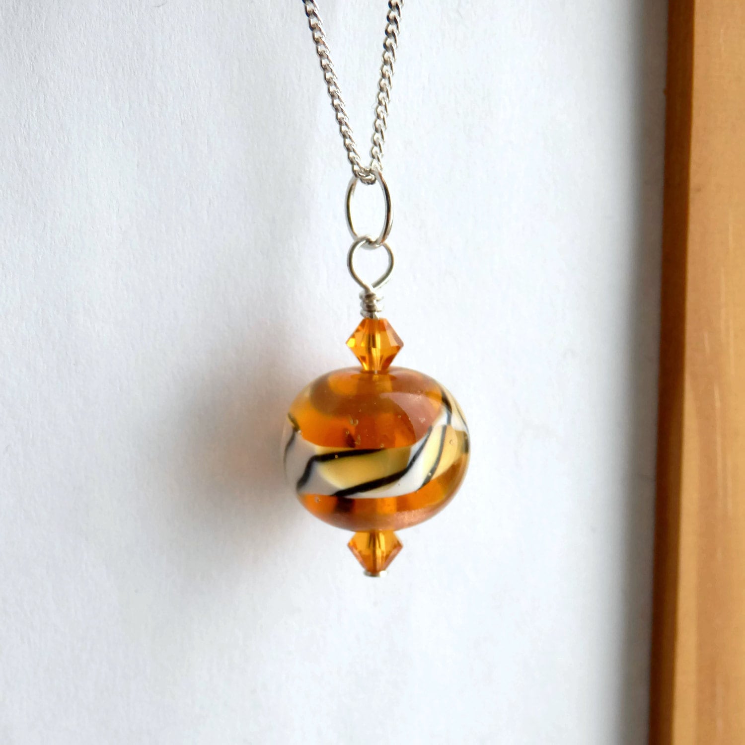 Silber Tiger Kette, Perlen Halskette, Tier Druck Lamp Work Lampwork Perle Von Trudi Doherty Silber Tiger Kette, Perlen Halskette, Tier Druck Lamp Work Lampwork Perle Von Trudi Doherty von WillowbrookArtistry