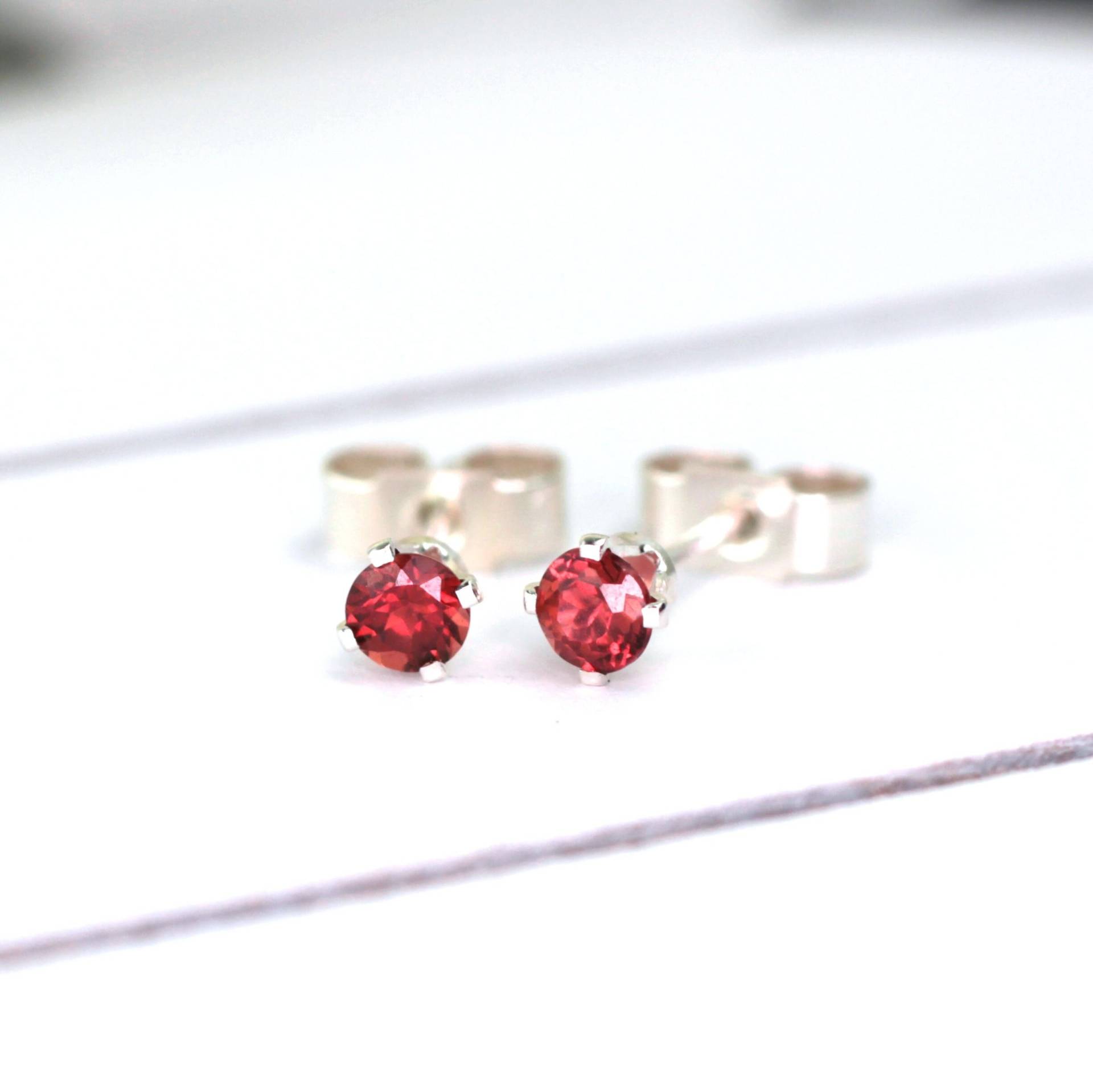 sterling Silber Granat Ohrstecker Ohrringe, Januar Birthstone sterling Silber Granat Ohrstecker Ohrringe, Januar Birthstone von WillowbrookArtistry