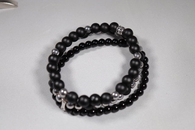 Luxus 3 String Schwarz Und Silber Perlen Armbänder Luxus 3 String Schwarz Und Silber Perlen Armbänder von WillsHaberdashery