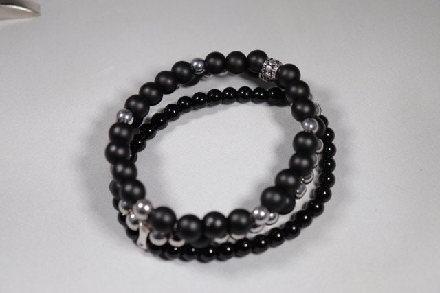 Luxus 3 String Schwarz Und Silber Perlen Armbänder Luxus 3 String Schwarz Und Silber Perlen Armbänder von WillsHaberdashery